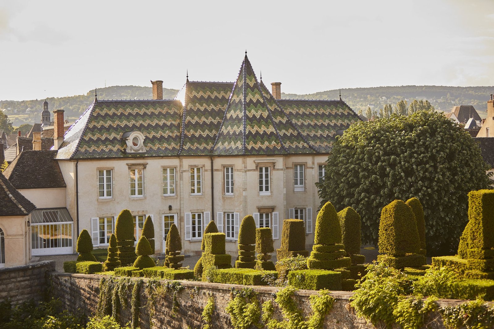 Beaune 的酒莊建築與勃根地彩瓦屋頂